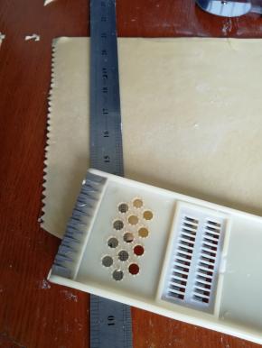 用模具切花边，没有模具可以直接用刀切直纹小块长方形和正方形