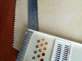 用模具切花边，没有模具可以直接用刀切直纹小块长方形和正方形