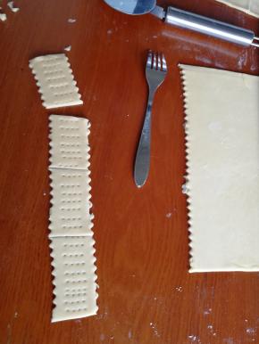 用叉子压出形状