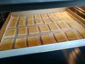 放进盘记得加一块油纸防粘，再次醒发15分钟进烤箱烤