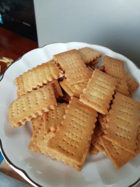 出炉放碟凉透可以吃用，也可以凉透后装玻璃瓶尽快食用。