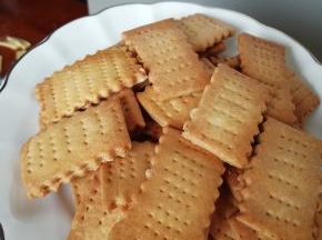 出炉放碟凉透可以吃用，也可以凉透后装玻璃瓶尽快食用。