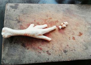 洗净鸡爪，去掉脚指甲备用