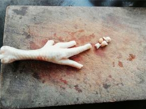 洗净鸡爪，去掉脚指甲备用