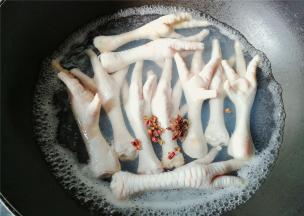 鸡爪冷水下锅，放入花椒和八角煮制8-10分钟