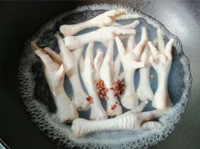 鸡爪冷水下锅，放入花椒和八角煮制8-10分钟