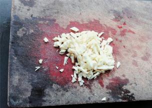 煮制过程中，把蒜瓣切成蒜粒备用