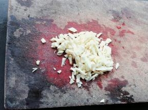 煮制过程中，把蒜瓣切成蒜粒备用