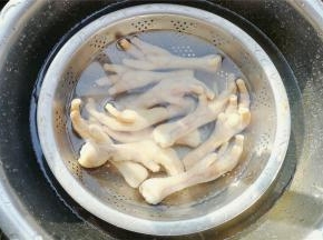 用冷水冲洗掉血沫和杂质备用