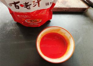开始调制秘制配方的酸甜辣酱，碗里放入5勺咕咾汁