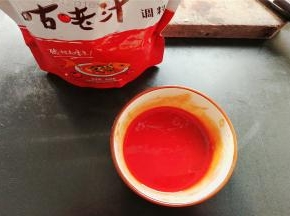 开始调制秘制配方的酸甜辣酱，碗里放入5勺咕咾汁