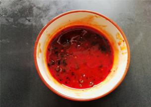 再放入2勺辣酱混合均匀