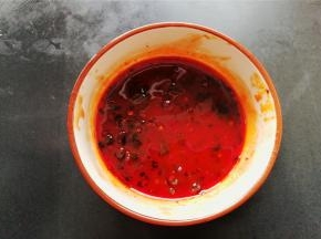 再放入2勺辣酱混合均匀