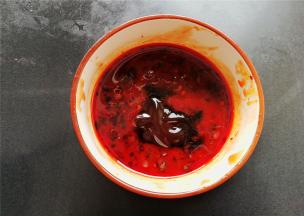 再分别加入1勺生抽和蚝油混合均匀备用