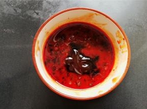 再分别加入1勺生抽和蚝油混合均匀备用