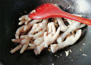 倒入鸡爪翻炒片刻