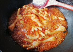 翻炒好后，再倒入适量的清水煮制