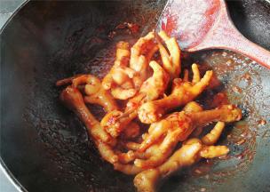 煮制少量汁后，开始收汁即可