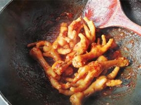 煮制少量汁后，开始收汁即可