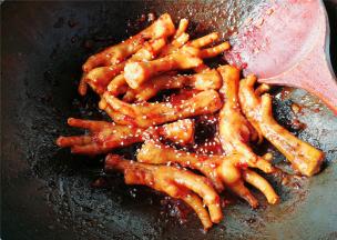 最后撒入适量的白芝麻混合下，装盘即可食用