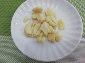 蒜用刀拍一下