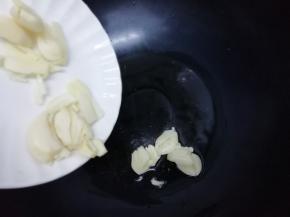 炒锅里倒入适量的油烧热后，放入蒜炒香