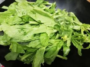 在加入白菜苔翻炒片刻