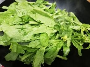 在加入白菜苔翻炒片刻