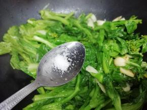 看见菜变色，在加入盐翻炒均匀即可关火出锅
