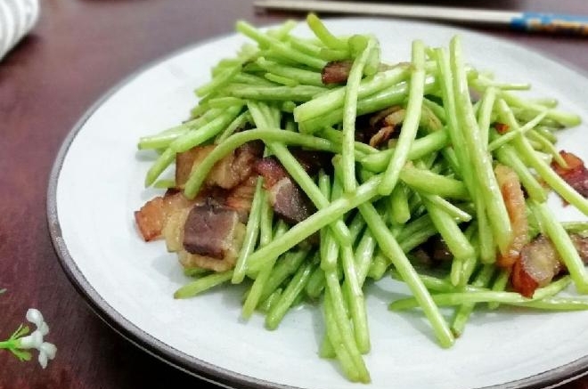 腊肉炒泥蒿