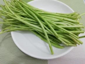 泥蒿用水冲洗干净