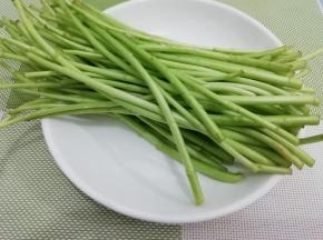 泥蒿用水冲洗干净