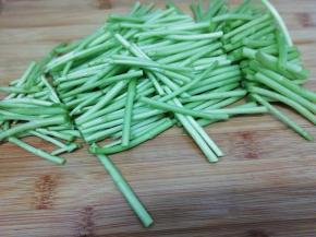 然后将泥蒿切成适当的段