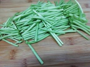 然后将泥蒿切成适当的段