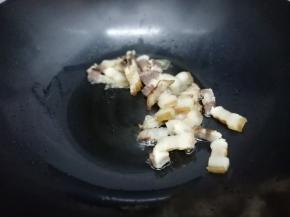 炒锅里加入油烧热后，下入腊肉煸炒出油