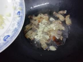 在把蒜放入炒出香味