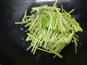 然后下入泥蒿翻炒片刻