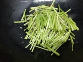 然后下入泥蒿翻炒片刻