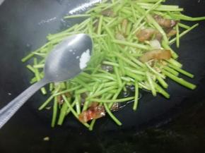 最后加入盐炒均匀