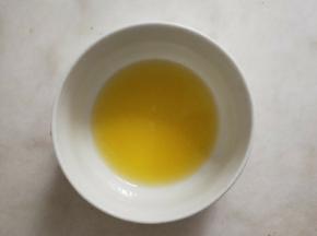 黄油提前隔热水融化。