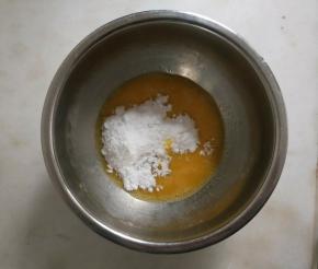 鸡蛋加糖粉搅打均匀。