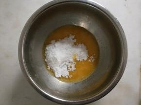 鸡蛋加糖粉搅打均匀。