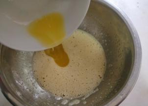 加入融化的黄油搅打均匀。