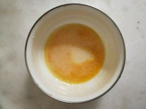 加入炼乳混合均匀。