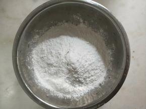 加入泡打粉和低筋面粉揉成团。