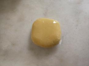 用保鲜膜包好放入冰箱冷藏1小时。