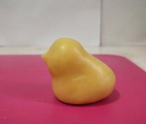 滚圆后，搓成小鸡的形状。入烤箱180度烤15分钟。