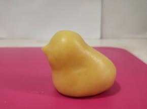 滚圆后，搓成小鸡的形状。入烤箱180度烤15分钟。