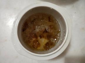 桃胶、银耳、雪燕、皂角米放入炖盅，加适量水。