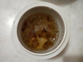 桃胶、银耳、雪燕、皂角米放入炖盅，加适量水。